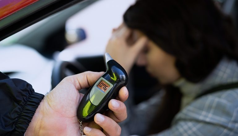 mujer da positivo en un control de alcoholemia, policia procede a realizar atestado policial por alcoholemia